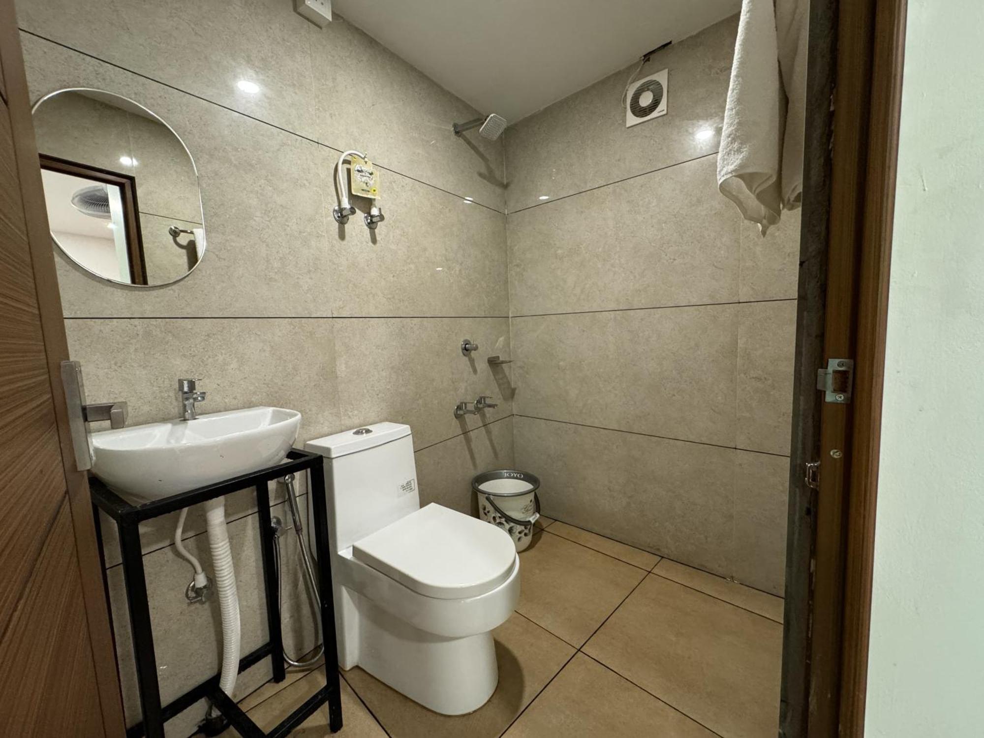 Amsher Suit Lulu Mall Road Hotel Kochi Exterior photo