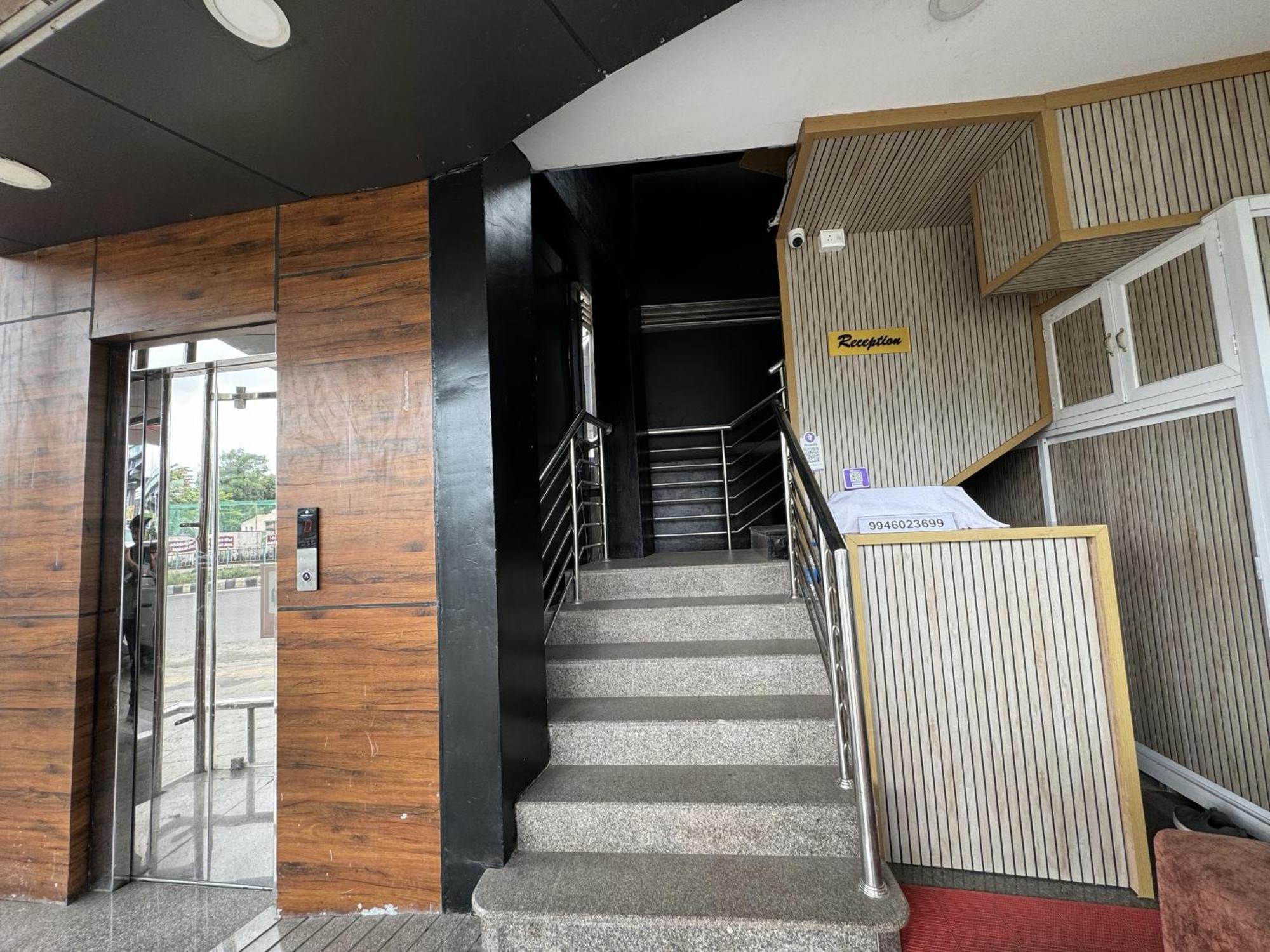 Amsher Suit Lulu Mall Road Hotel Kochi Exterior photo
