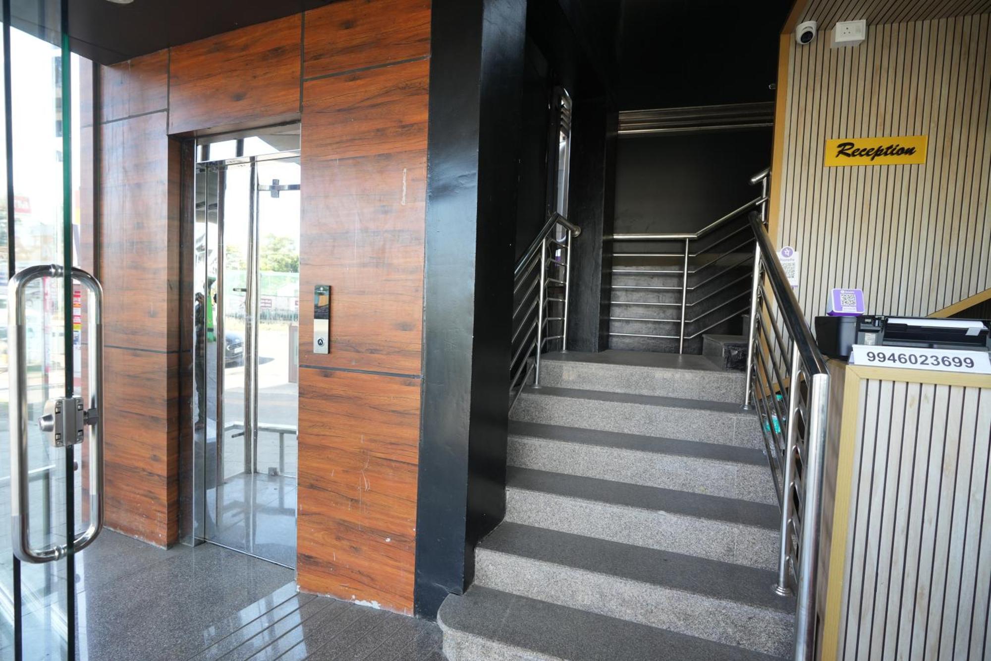 Amsher Suit Lulu Mall Road Hotel Kochi Exterior photo